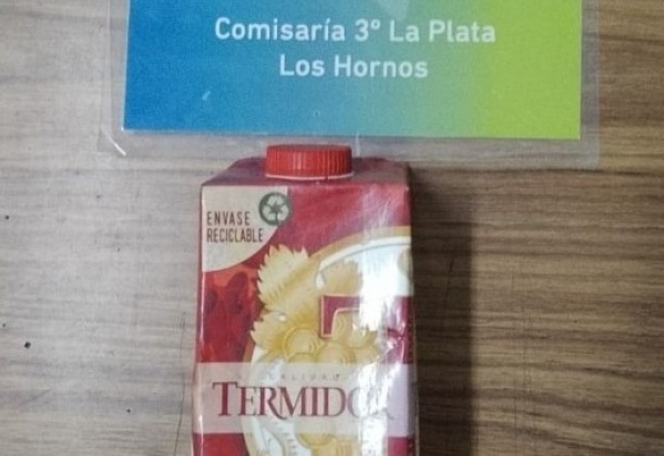 Solo en Los Hornos: denunció que le robaron un vino recién comprado y lo recuperó
