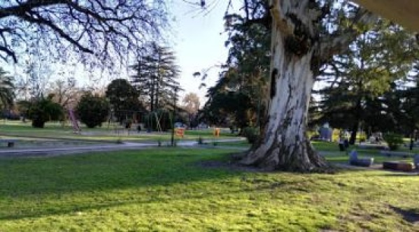 Vecinos de Villa Elisa reclaman por las luminarias apagas de Plaza Castells