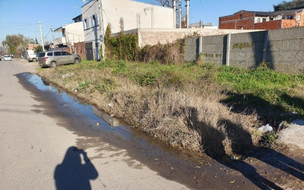 Vecinos de 153 y 63 están preocupados por una enorme pérdida de agua