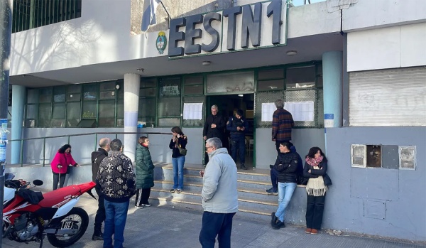 Llegó temprano, le pidieron que sea autoridad de mesa y lo detuvieron en plena huida