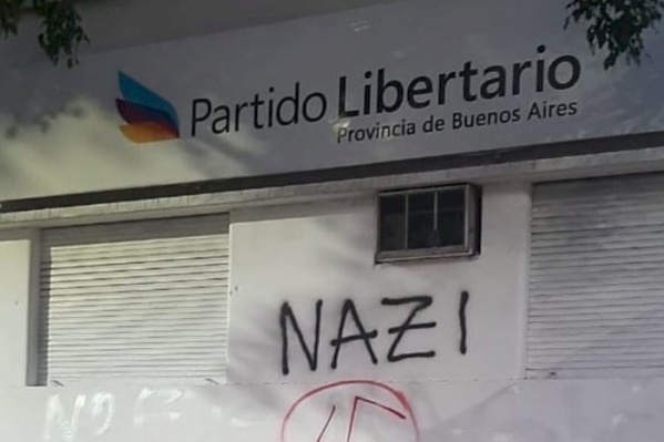 Vandalizaron la sede platense del Partido Libertario con símbolos Nazis