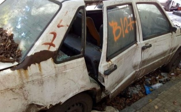 Vecinos de Villa Elvira reclaman un cementerio de autos en la zona