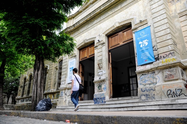 Provincia intervino en la pelea del ex Normal 2 de La Plata, resolvió que el joven no asista más y abrió una investigación