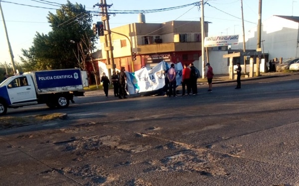 Un ciclista murió en Melchor Romero tras ser atropellado por un camión