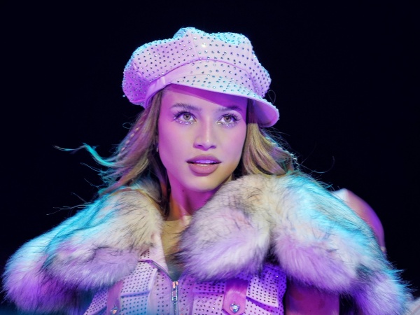 Emilia Mernes volvió a los escenarios y le dejó una sorpresa a cada uno de sus fans