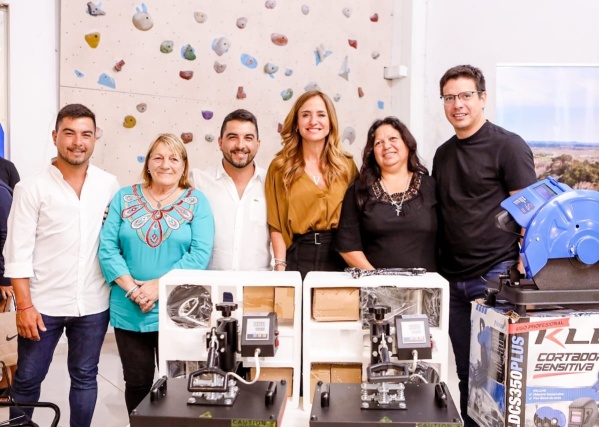 Tolosa Paz entregó insumos y maquinaria a talleres familiares en el partido de La Costa