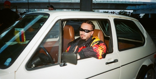J Balvin lanzó su nuevo disco, lo tituló con el cariñoso apodo de su primer auto y presentó un videoclip impactante