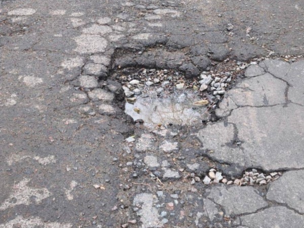 Denuncian y exigen una reparación urgente de la calle 46 entre 1 y 115