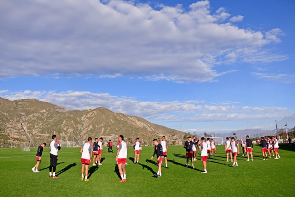 Estudiantes no se detiene: ¿Cómo entrenó en Bolivia y qué plan prepara Domínguez?