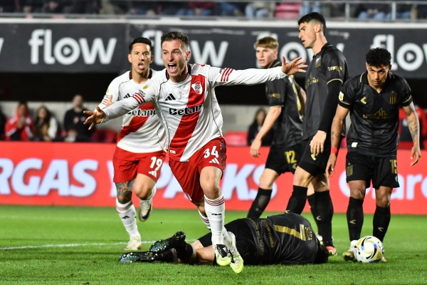 En un partido caliente, Estudiantes cayó ante un River, que jugó con diez futbolistas