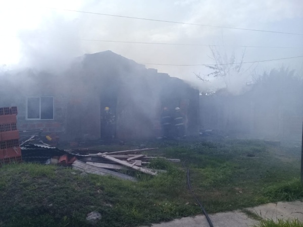 Una familia de Berisso sufrió un incendio y perdió todas sus pertenencias