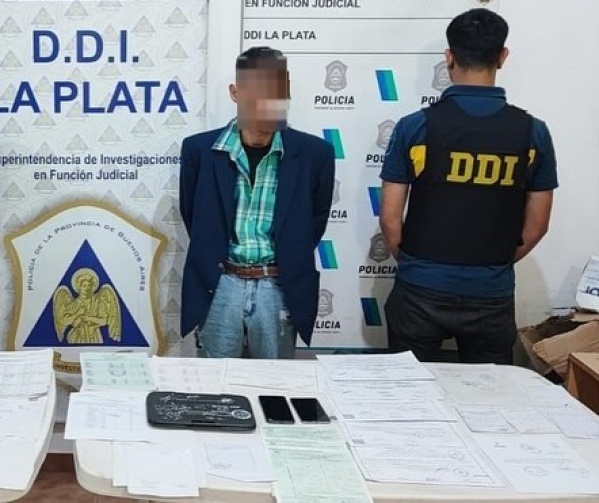 Detuvieron a un hombre en La Plata por vender licencias de conducir a 30 mil pesos y estafar a varias personas