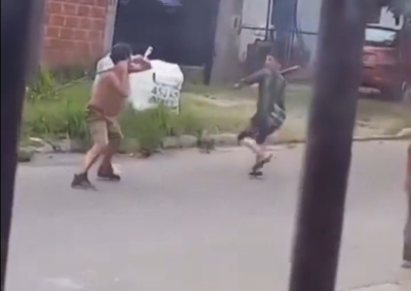 Dos jóvenes se agarraron a fierrazos en La Plata y uno de ellos lucha por su vida tras ser brutalmente golpeado