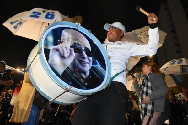 Las mejores imágenes de la movilización de la militancia platense en apoyo a Cristina