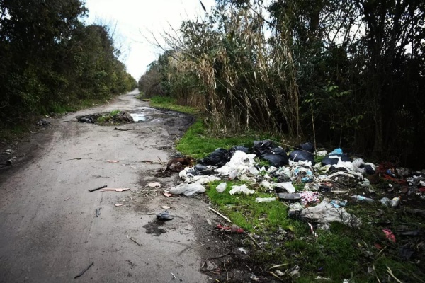 El histórico “Camino Negro” destruido e intransitable en la ruta que une Punta Lara con Villa Elisa