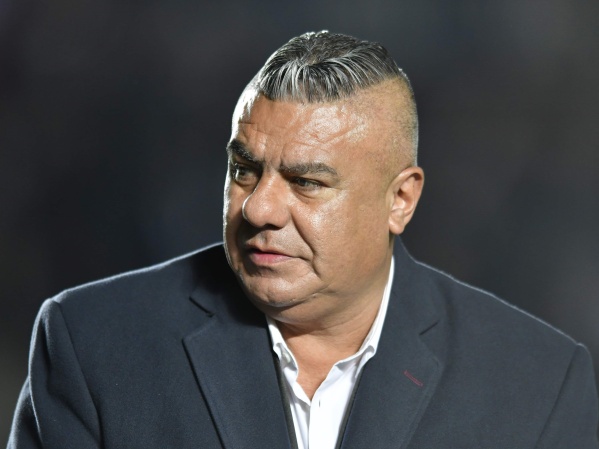 Un reconocido hincha de Estudiantes trató "de inútil y parásito" a Chiqui Tapia