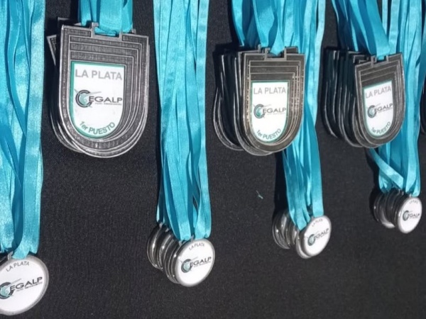 El Club CEGALP ganó un torneo y le entregaron a los padres de Kim medallas como homenaje