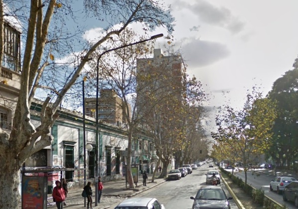 “Está así hace semanas”: una vecina se quejó por el mal funcionamiento de las luminarias en 1 y 48