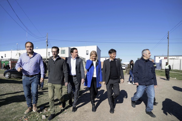 Kicillof entregó viviendas en Florencio Varela: "62 familias del barrio Las Margaritas recibieron las llaves de sus casas"