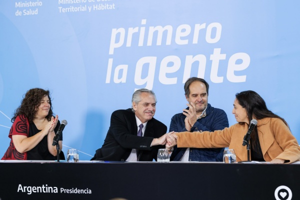 Alberto Fernández recordó a Favaloro y anunció la construcción de un barrio para personas con problemáticas de salud mental