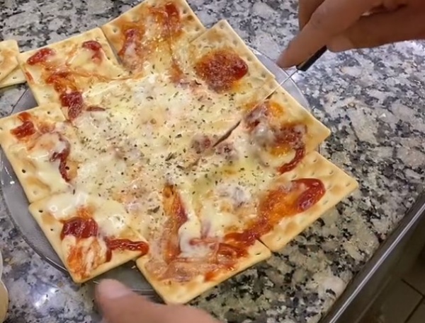 “Con mate anda de 10”: una joven cocinó una pizza de una forma muy llamativa y se hizo viral