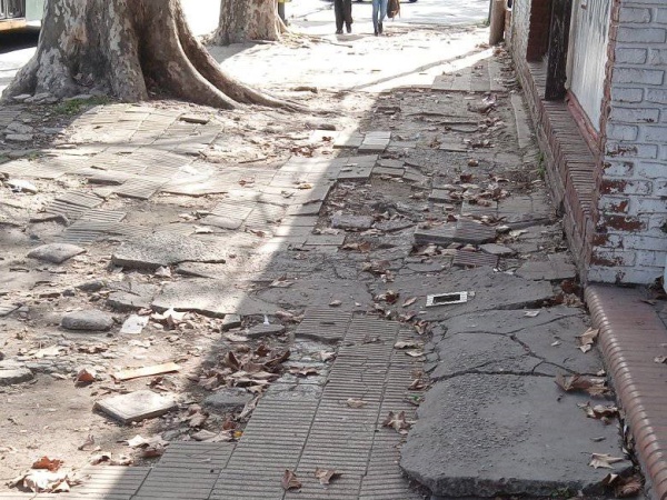 “Intransitable”: Reclaman el arreglo de veredas sobre Diagonal 80 de 116 al 122