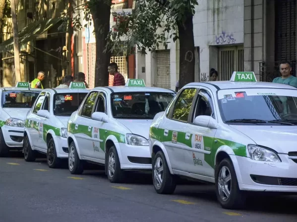 El malestar de los taxistas platenses por la venta limitada de GNC: "No pueden trabajar y la están pasando mal"
