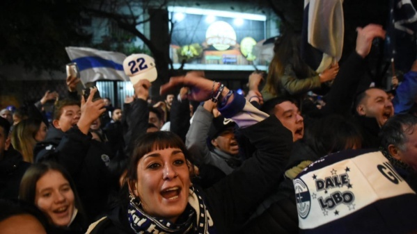 A bancar al Lobo: Los hinchas de Gimnasia realizaron un banderazo para apoyar al plantel en la previa al clásico 