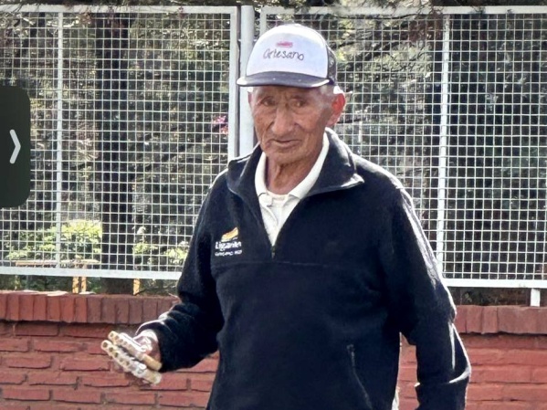 Vende sikus "a voluntad" en las calles de La Plata y se ganó el aprecio de todos: "Tiene más kilómetros que un taxi"