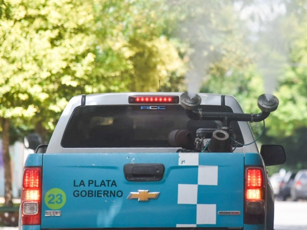 Desplegaron los móviles de fumigación contra el dengue en diez barrios de La Plata este jueves