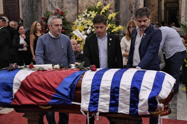 Kicillof viajó a Uruguay a despedir a Mujica y "pedir disculpas" por el gesto de Javier Milei