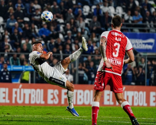 Gimnasia lo ganó en la última jugada y sigue vivo en la Sudamericana