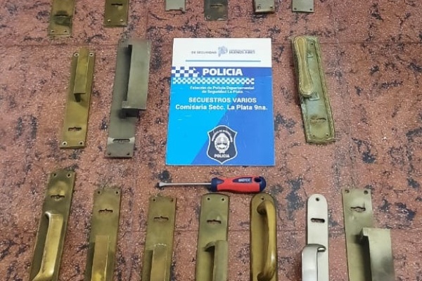 Detuvieron al ladrón de picaportes de bronce de La Plata
