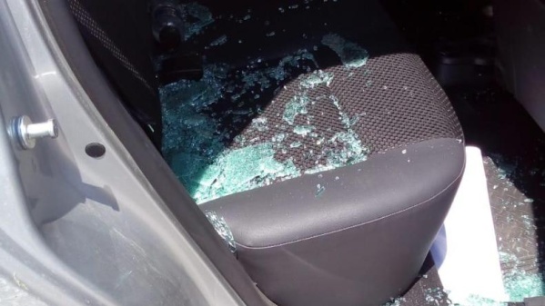 Otro hecho delictivo en San Carlos: delincuentes rompen la ventana de un auto para robar una rueda de auxilio