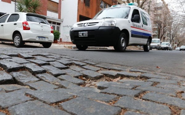 Vecinos de 9 y 62 aseguran hacer "rally" por el estado de los adoquines