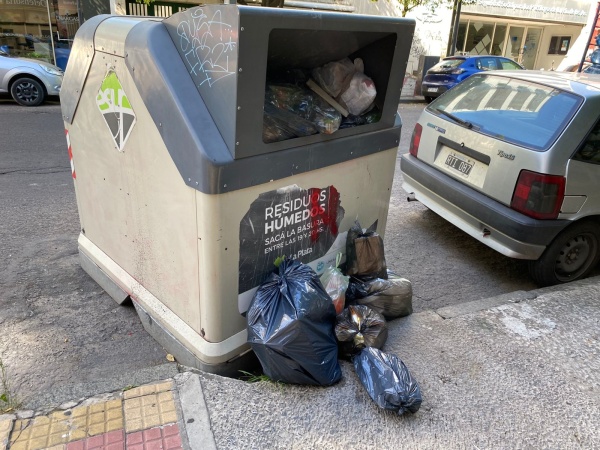 En calle 10, los vecinos se quejaron por un contenedor “desbordado de bolsas”