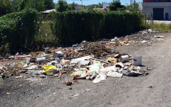 Quejas por un gran basural en plena calle en San Carlos