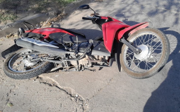 Una camioneta choc&oacute; a una moto en Berisso y dej&oacute; un herido