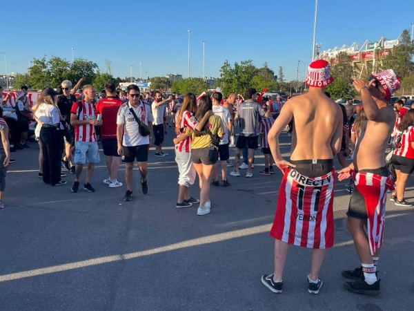 ¿Por qué retuvieron a los hinchas de Estudiantes camino al estadio? 