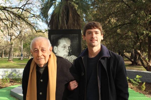 Gastón Castagneto recordó a René Favaloro junto a su primo Domingo en el monumento que honra su memoria