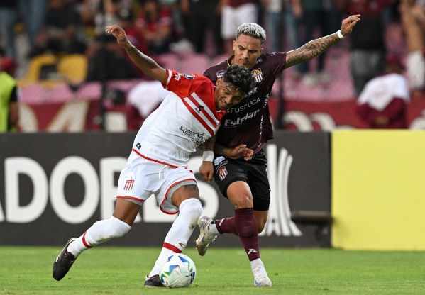 Con su ADN y sin tanto fútbol, Estudiantes arrancó la Copa Libertadores con una victoria en Venezuela