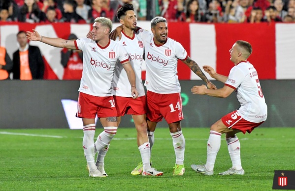Estudiantes ganó en Rosario y cantó victoria por primera vez en el torneo
