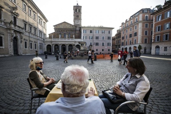 Italia va camino a eliminar el toque de queda y avanza con la vacunación