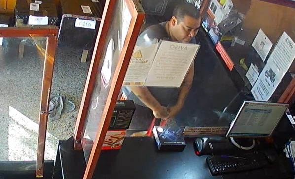 Pidió agua en un comercio de Villa Elvira, se robó una consola de videojuegos y quedó grabado