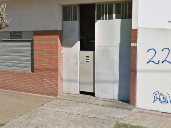 Investigan la muerte de un empresario en La Plata que dejó una nota de despedida: el cuerpo fue encontrado por un empleado