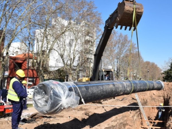 Avanza la obra del nuevo acueducto sobre Avenida 32 en La Plata