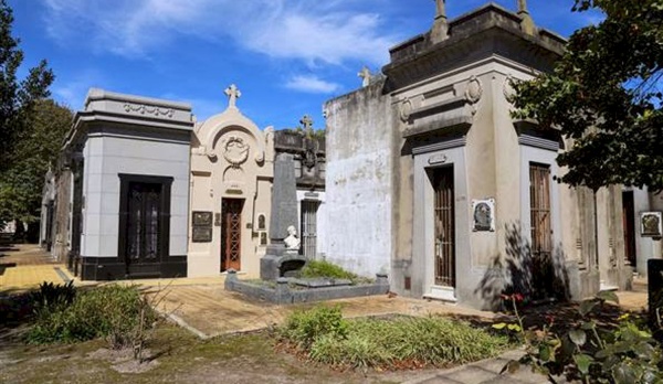 La Momia Luminosa del Cementerio de Tolosa: El destino de un poeta convertido en mito