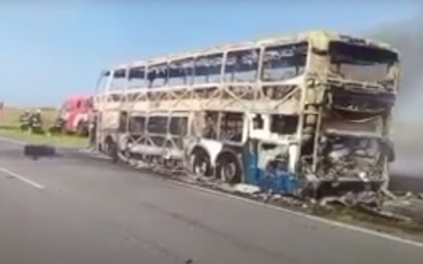 Un micro con destino a la ciudad de La Plata se incendió en plena Ruta 11: los pasajeros resultaron ilesos