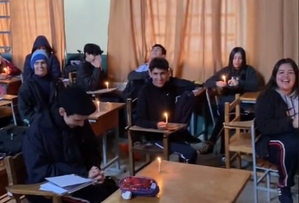 Un grupo de alumnos se organizó para rendir un parcial de física y sorprendió a la profesora: “Protégeme señor”