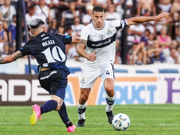 Gimnasia cometió errores infantiles, mostró una pálida imagen y perdió feo en el bosque